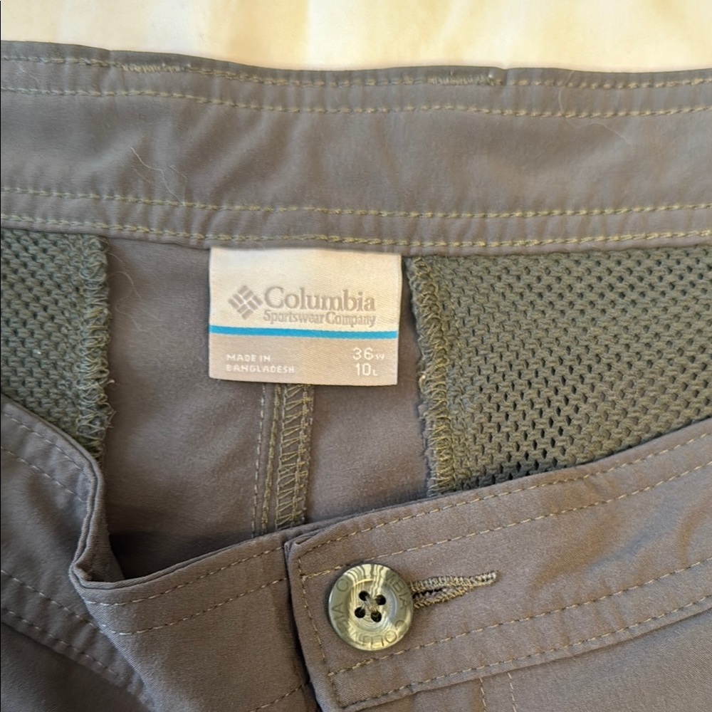 Columbia Green Cargo Shorts with Knee-Length Cut - Picture 2 of 10